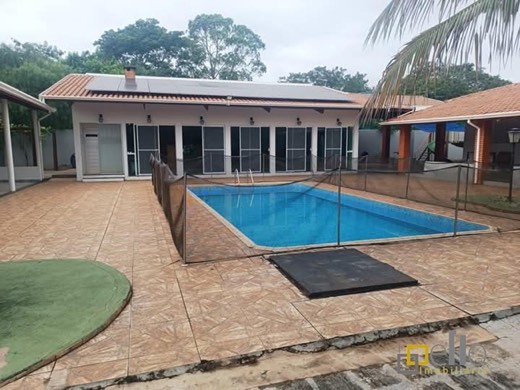 6.000 m² de lazer completo, mobiliada e pronta para usar neste fim de semana