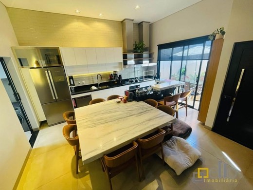 Cozinha gourmet de pé-direito alto, três suítes e acabamento pronto para morar