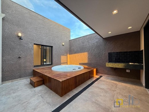 Casa nova com SPA aquecido e cromoterapia, em condomínio fechado