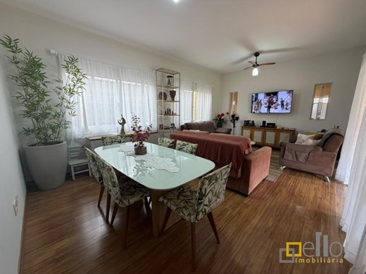 Casa em dois terrenos, com três suítes, varanda ampla e quintal grande
